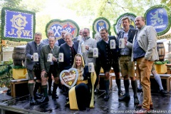 Mit einem symbolischen Anzapfen am Viktualienmarkt unter dem Motto "Unser Herz für die Wiesn" läuteten die Münchner Brauereien zusammen mit den Wiesnwirten das 188. Oktoberfest 2021 ein,