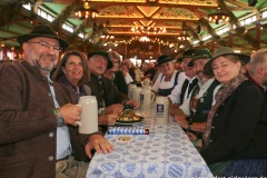 Tag 11 im Volkssängerzelt auf der Oidn Wiesn am Oktoberfest in München 2022