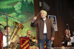 Albert Bichlmeier dirigiert die Tanngrindler Musikanten. 93 Jahre, ehemals Trompeter der Dellnhauser Musikanten. Tag 13 im Volkssängerzelt Schtzenlisl auf der Oidn Wiesn am Oktoberfest in München 2022