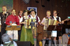 Tag 13 im Volkssängerzelt Schtzenlisl auf der Oidn Wiesn am Oktoberfest in München 2022