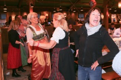 Tag 13 im Volkssängerzelt Schtzenlisl auf der Oidn Wiesn am Oktoberfest in München 2022