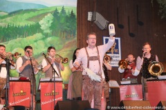 Tag 15 im Volkssängerzelt Schützenlisl auf der Oidn Wiesn am Oktoberfest in München 2022