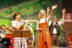 Traudi Siferlinger und Ulrike Scharf (re.)