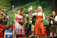 Traudi Siferlinger und Ulrike Scharf (re.)