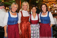 Soizweger Zwoagsang (außen), Ulrike Scharf (2. von li.), Traudi Siferlinger (2. von re.)