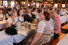 Tag 4 im Volkssängerzelt Schützenlisl auf der Oidn Wiesn am Oktoberfest in München .2022