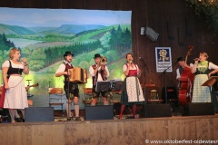 Traudi Siferlinger (Mitte), Tag 4 im Volkssängerzelt Schützenlisl auf der Oidn Wiesn am Oktoberfest in München .2022
