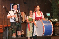 Traudi Siferlinger an der Trommel, Tag 4 im Volkssängerzelt Schützenlisl auf der Oidn Wiesn am Oktoberfest in München .2022