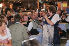 Renate Maier, Tag 5 im Volkssängerzelt Schützenlisl auf der Oidn Wiesn am Oktoberfest in München 2022