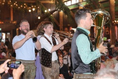 Kapelle Kaiserschmarrn, Tag 5 im Volkssängerzelt Schützenlisl auf der Oidn Wiesn am Oktoberfest in München 2022