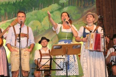 Traudi Siferlinger (Mitte), Tag 7 im Volkssängerzelt Schützenlisl auf der Oidn Wiesn am Oktoberfest in München 2022