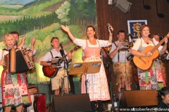 Traudi Siferlinger (Mitte), Tag 8 im Volkssängerzelt Schützenlisl auf der Oidn Wiesen am Oktoberfest in München 2022