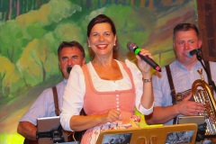 Traudi Siferlinger, Tag 8 im Volkssängerzelt Schützenlisl auf der Oidn Wiesen am Oktoberfest in München 2022