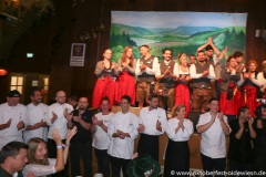 Finale im Volkssängerzelt Schützenlisl auf der Oidn Wiesn am Oktoberfest in München 2022