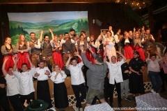 Finale im Volkssängerzelt Schützenlisl auf der Oidn Wiesn am Oktoberfest in München 2022