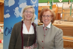 Antje Schneider und Anneliese Haberl (re.), Vorstellung Wiesnkrug im Armbrustschützenzelt auf der Theresienwiese in München 2018