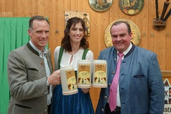 Peter Inselkammer, Claudia Pichler, Clemens Baumgärtner (von li. nach re.), Vorstellung Wiesnkrug im Armbrustschützenzelt auf der Theresienwiese in München 2022