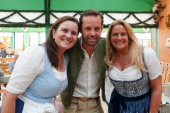 Stephanie Hagn, Otto Lindinger, Silja Schrank-Steinberg (von li. nach re.), Vorstellung Wiesnkrug im Armbrustschützenzelt auf der Theresienwiese in München 2022