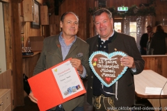 Michael Menzel und Josef Schmid (re.), Ehrung der Wiesn Jubilare beim Fisch Bäda am Oktoberfest in München 2018