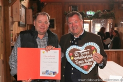 Klaus-Rudolf Schneider und Josef Schmid (re.), Ehrung der Wiesn Jubilare beim Fisch Bäda am Oktoberfest in München 2018