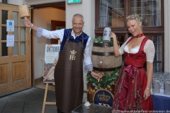 Dr. Michael Möller und Natascha Hofmann, Angermaier Wiesn Playmate im Hofbräuhaus in München 2020