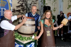 Dr. Axel Munz. Dr. Michael Möller, Vanessa Teske (von li. nach re.), Wiesn Playmate im Park-Cafe in München 2021