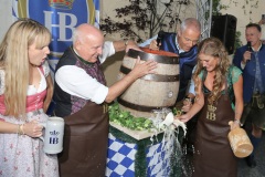 Nina Munz, Dr. Axel Munz, Dr. Michael Möller, Vanessa Teske (von li. nach re.), Wiesn Playmate im Park-Cafe in München 2021