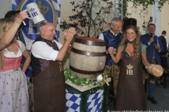 Nina Munz, Dr. Axel Munz, Dr. Michael Möller, Vanessa Teske (von li. nach re.), Wiesn Playmate im Park-Cafe in München 2021