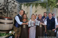 Dr. Michael Möller, Vanessa Teske, Nina Munz,  Dr. Axel Munz, Florian Boitin (von li. nach  re.), Wiesn Playmate im Park-Cafe in München 2021