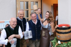 Dr. Axel Munz, Dr. Michael Möller, Florian Boitin, Franziska Distler (von li. nach re.), Wiesn Playmate, Franziska Distler im Hofbräuhaus in München 2022