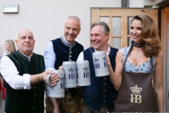 Dr. Axel Munz, Dr. Michael Möller, Florian Boitin, Franziska Distler (von li. nach re.), Wiesn Playmate, Franziska Distler im Hofbräuhaus in München 2022