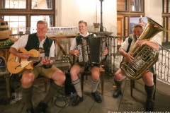 Obermüller Musikanten, Wiesn Playmate, Franziska Distler im Hofbräuhaus in München 2022