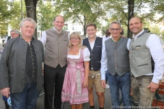 Thomas Roiderer (2. von li.), Gabriele Neff (3. von li.), Josef Able (2. von re.), Wiesnbierprobe im Bad am Bavariaring  in München .2019
