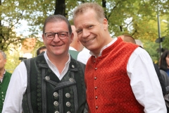 Bernhard Klier und Andreas Steinfatt 8re.), Wiesnbierprobe im Bad am Bavariaring  in München .2019