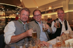 Manuel Pretzl (Mitte), Alexander Reissl (re.), Wiesnbierprobe im Bad am Bavariaring  in München .2019