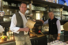 Zapfte mit zweieinhalb Schlägen im Augustiner Klosterwirt von Wirt Gregor Lemke (re.) an: Bayerns Justizminister Georg Eisenreich (li). Foto: Annette Baronikians, Wirtshaus Wiesn in München 2021