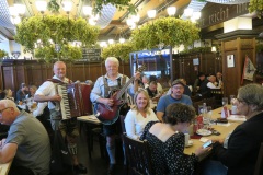 Duo Sepp und Wiggerl (re.) im Augustiner Klosterwirt. Foto: Annette Baronikians, Wirtshaus Wiesn in München 2021