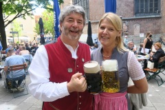 Stoßen mit Münchner Wiesnbier und einer Mass Guinness an: das Wirtepaar Paul und Gabi Daly vom Kilians Irish Pub,  Foto: Annette Baronikians, Wirtshaus Wiesn in München 2021
