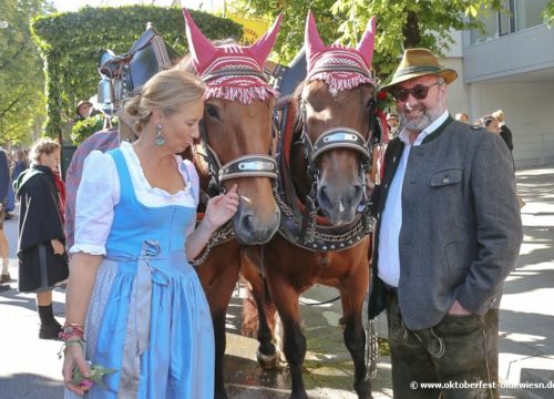 Weinzelt-Wirt Stephan Kuffler mit seiner Frau Stephanie Kuffler beim Einzug der Wiesnwirte