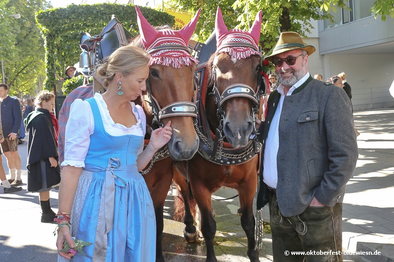 Weinzelt-Wirt Stephan Kuffler mit seiner Frau Stephanie Kuffler beim Einzug der Wiesnwirte