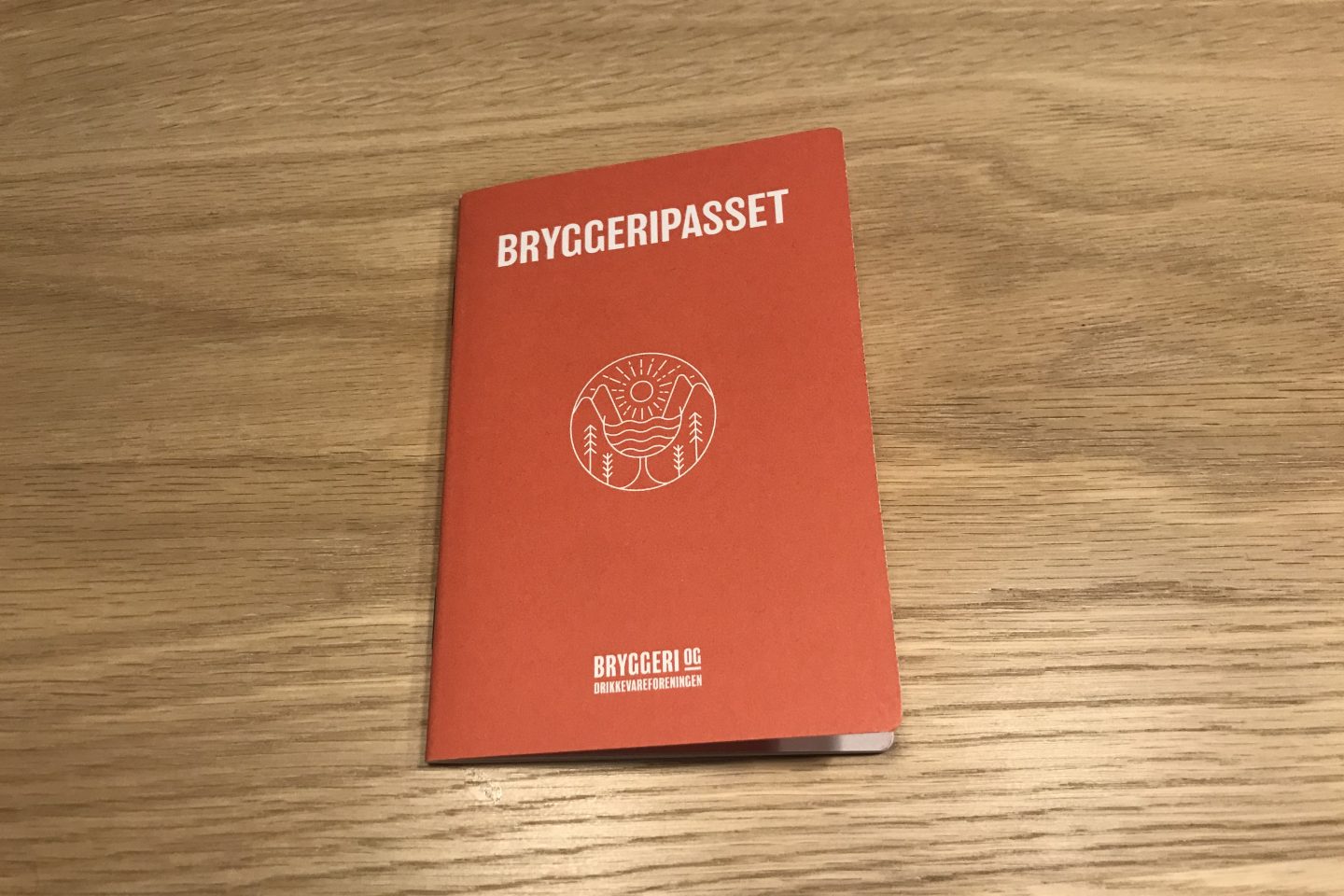 Bryggeripasset ligger på et bord. Ser ut som et pass.