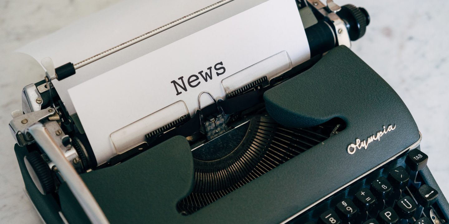 En skrivemaskin med et ark der det er skrevet "News".