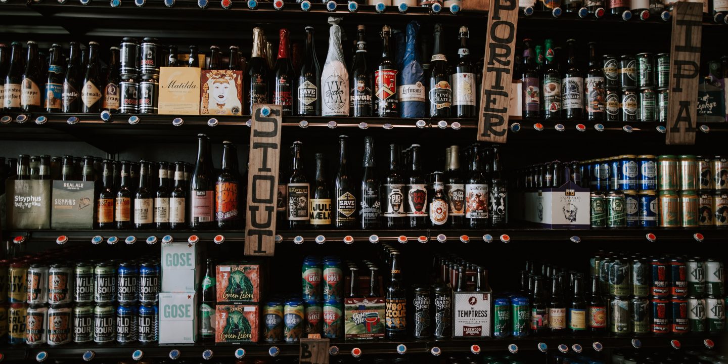 Bilde av en butikkhylle med øl i alle ølstiler.