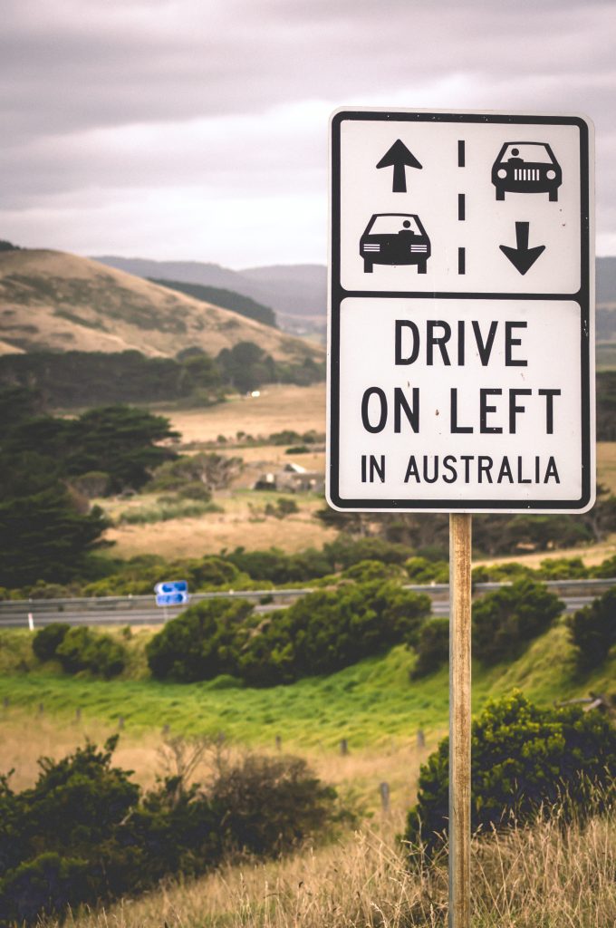 En vei i Australia med skiltet "Drive on left in Australia".