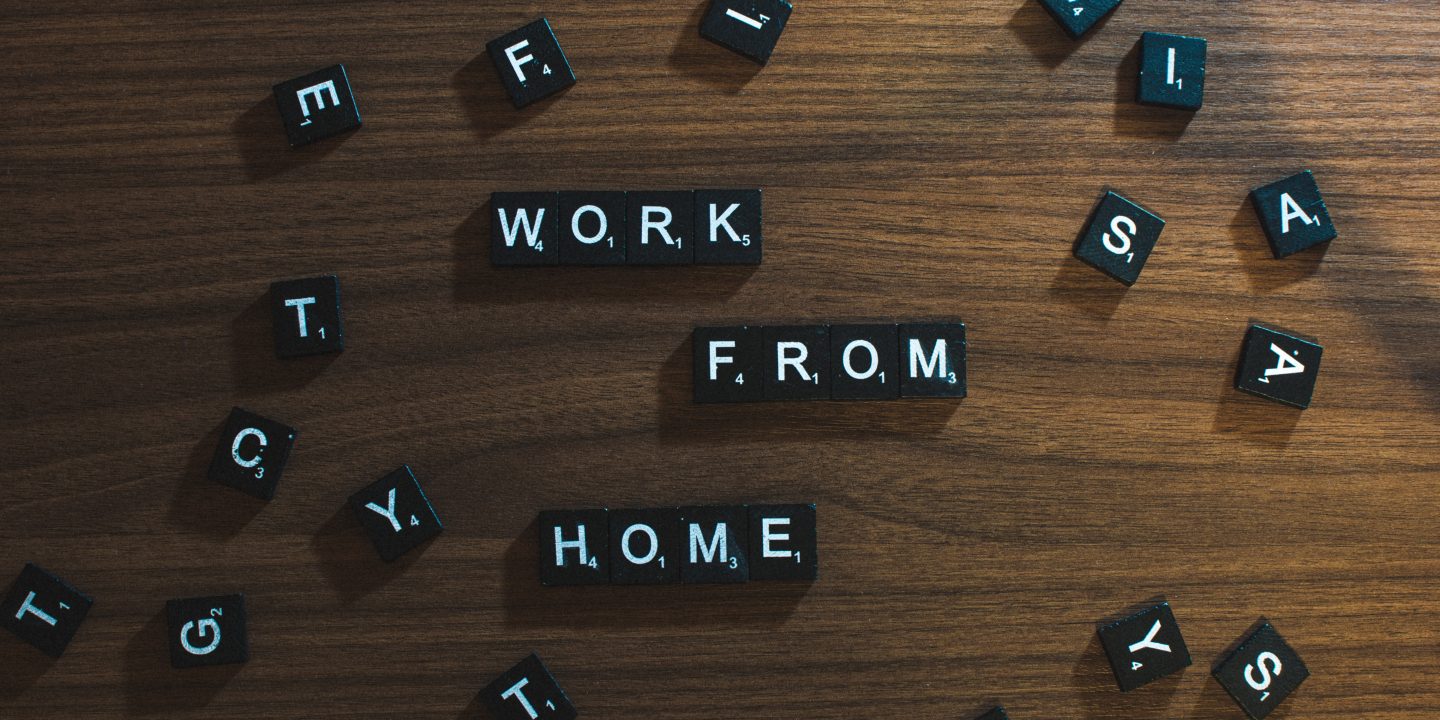 Ordene Work From Home skrevet med bokstaver fra scabble.