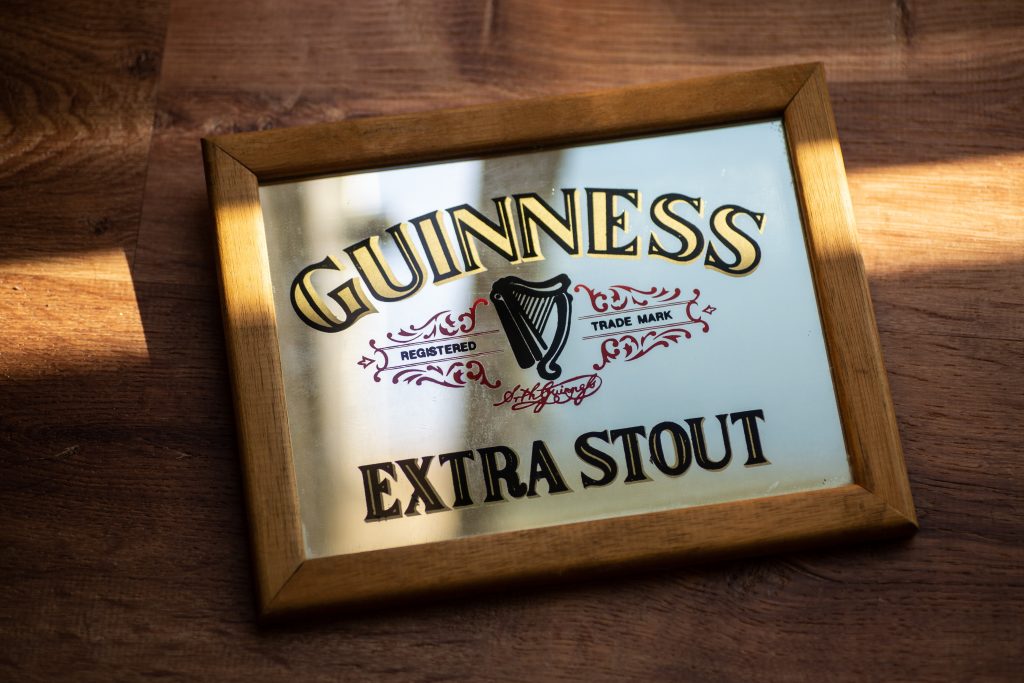 Et skilt med teksten Guinness Extra Stout og logoen.