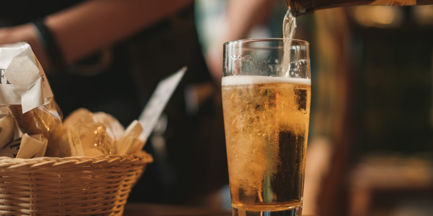 Bilde av et lyst øl som blir fylt i et glass.