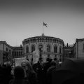 Et grått bildet av Stortinget i Oslo