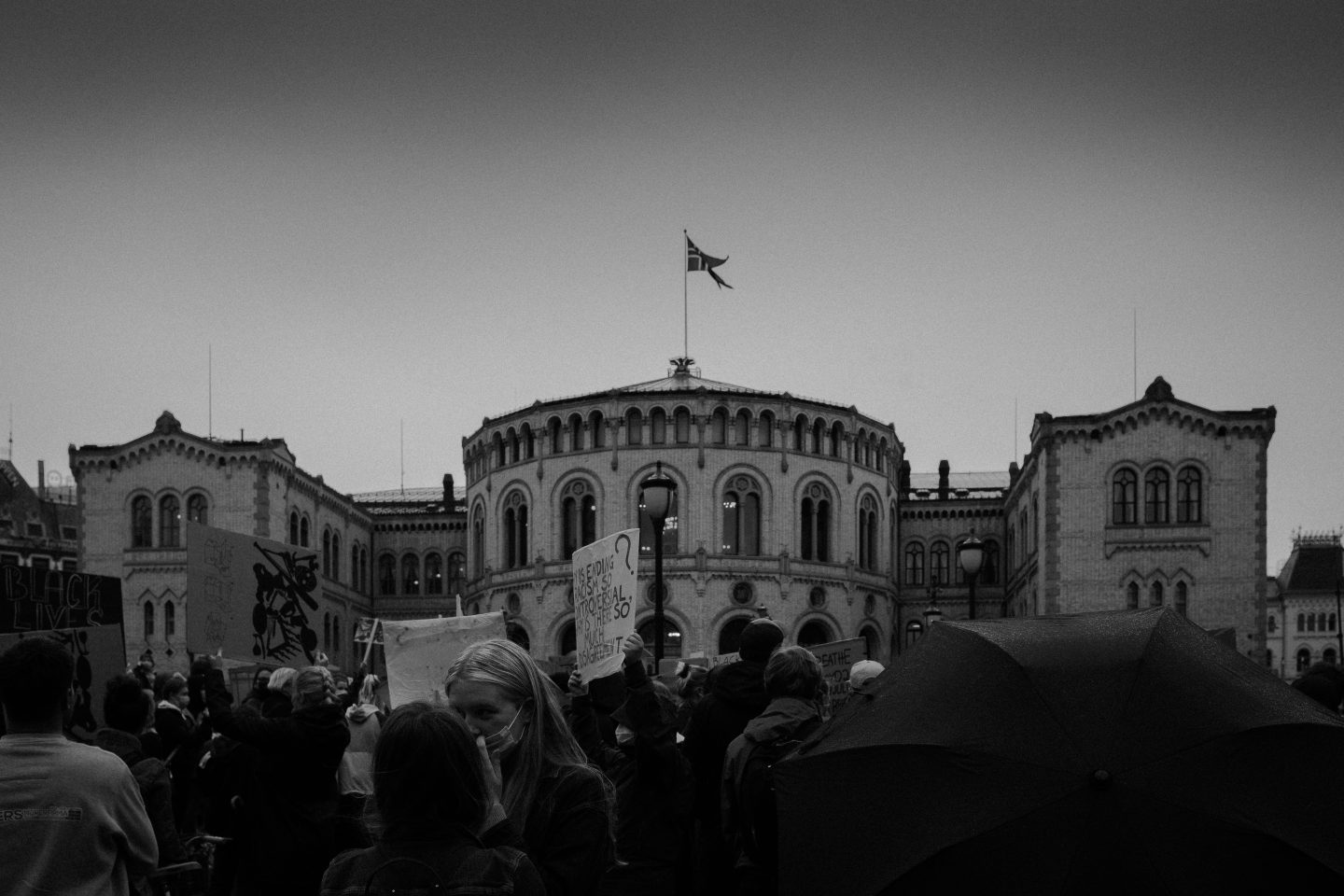 Et grått bildet av Stortinget i Oslo