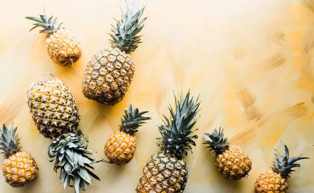 Et bilde med mange ananas som ligger utover.